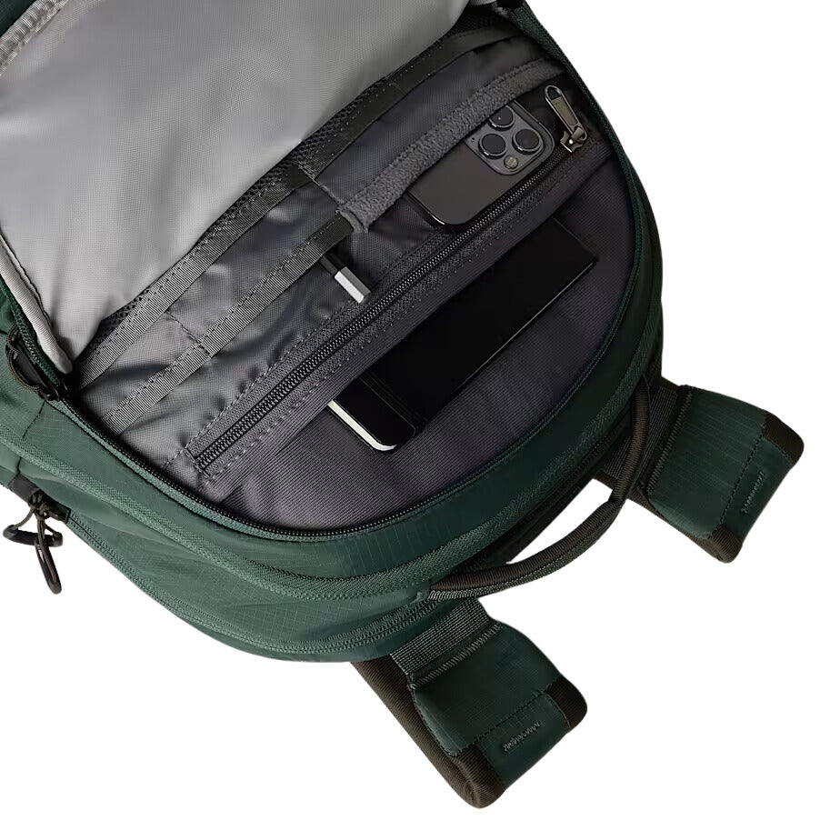 Bolsillo organizador interno de la mochila The North Face Borealis con espacio para objetos pequeños.