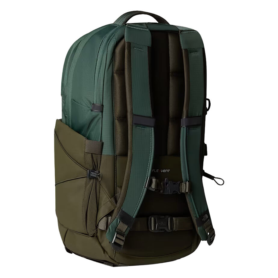 Vista trasera de las correas acolchadas de la mochila The North Face Borealis con sistema FlexVent™.