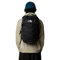 Modelo con mochila The North Face Borealis negra de 28 litros vista trasera, ideal para uso urbano y outdoor.