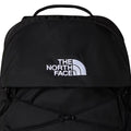 Detalle del logo bordado The North Face en la parte frontal de la mochila Borealis negra de 28 litros.