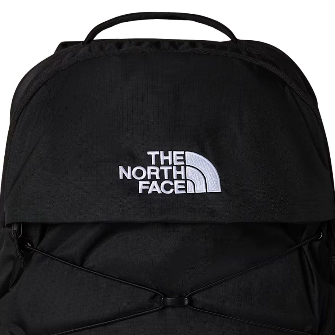 Detalle del logo bordado The North Face en la parte frontal de la mochila Borealis negra de 28 litros.