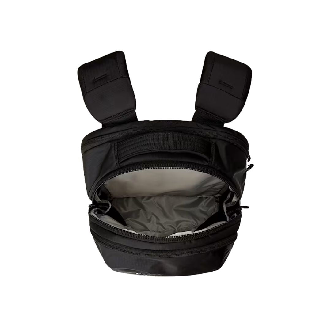 Compartimento principal amplio de la mochila The North Face Borealis negra de 28 litros abierto.