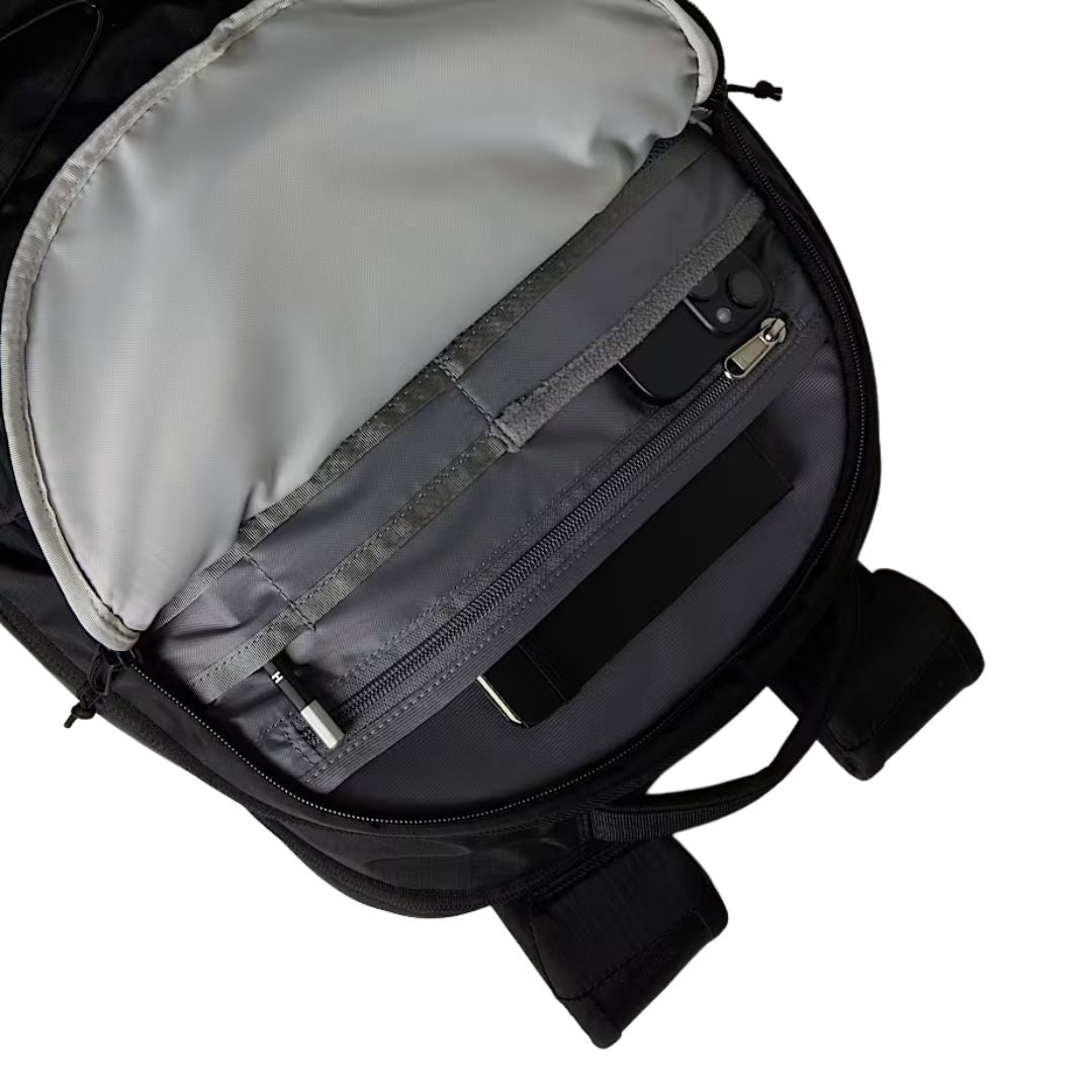 Vista interior de la mochila The North Face Borealis negra de 28 litros mostrando compartimentos organizadores y bolsillos.