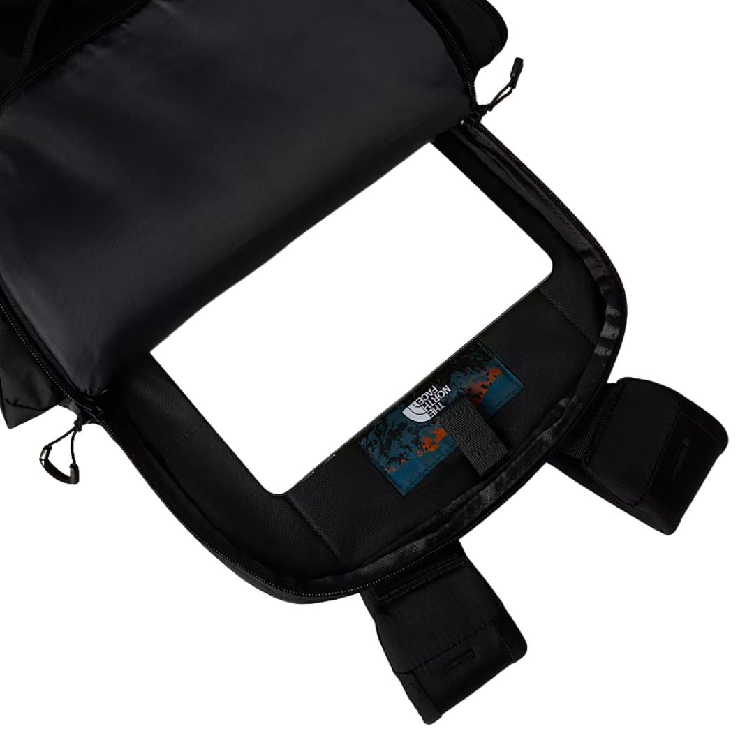 Detalle interior de la mochila The North Face Borealis negra de 28 litros con funda acolchada para portátil.