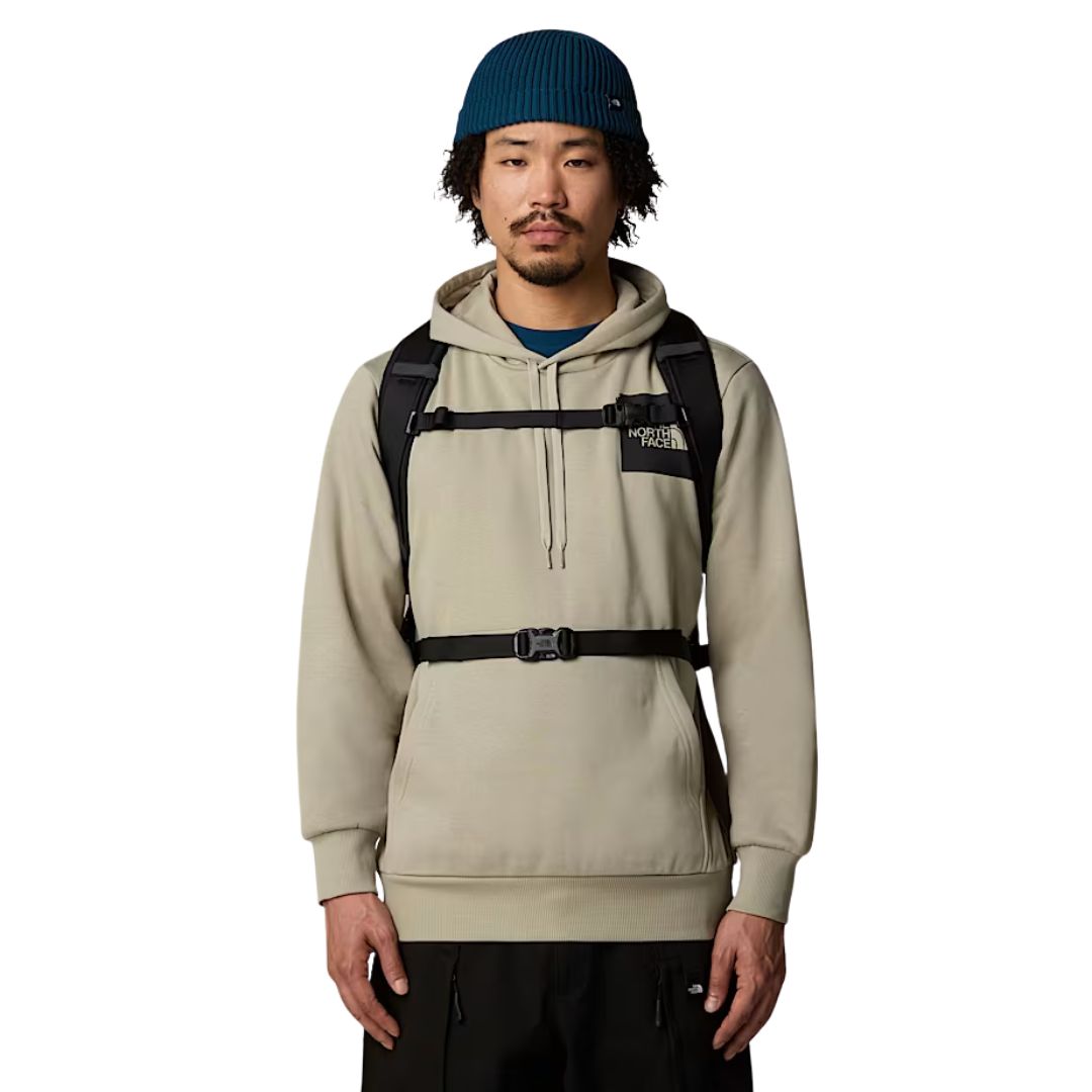 Mochila The North Face Borealis negra de 28 litros vista frontal en uso por modelo, con correas ajustables y cierre de pecho.