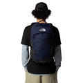 Mochila The North Face Borealis 28L color Navy vista en la espalda de modelo.