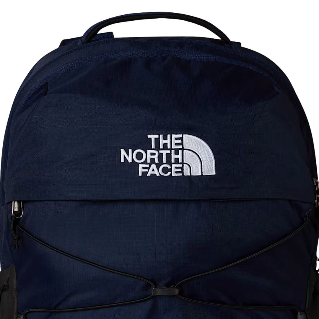Detalle del logotipo bordado The North Face en la mochila Borealis 28L color Navy.