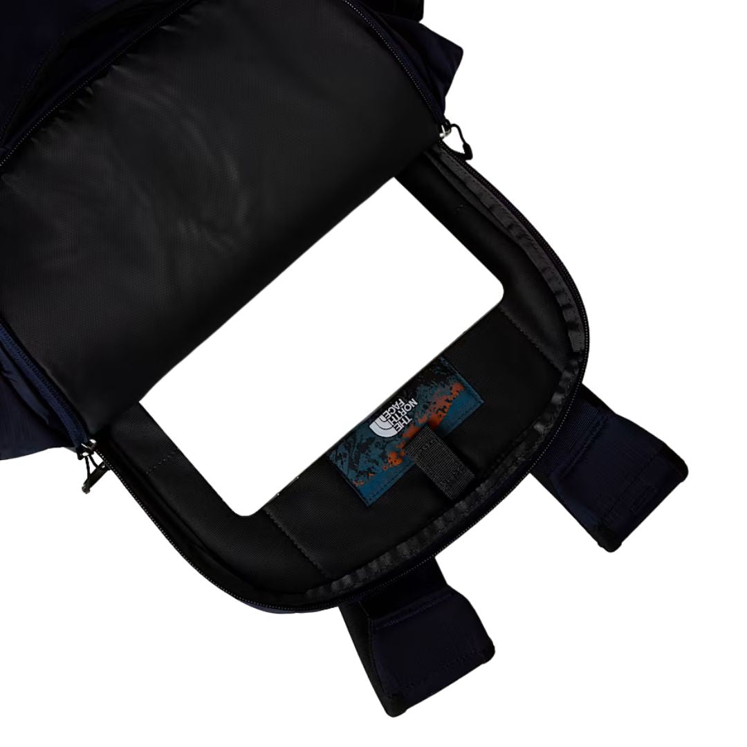 Detalle interior de la mochila The North Face Borealis 28L color Navy con compartimento acolchado.