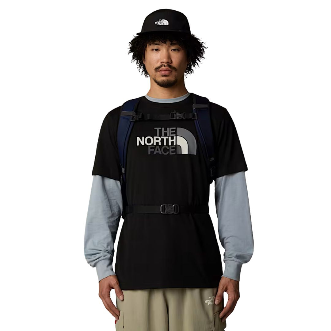 Mochila The North Face Borealis 28L color Navy vista frontal en uso por modelo.