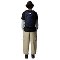Mochila The North Face Borealis 28L color Navy vista trasera en uso por modelo.