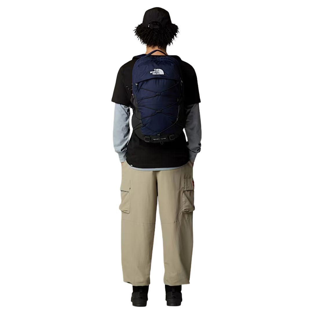 Mochila The North Face Borealis 28L color Navy vista trasera en uso por modelo.