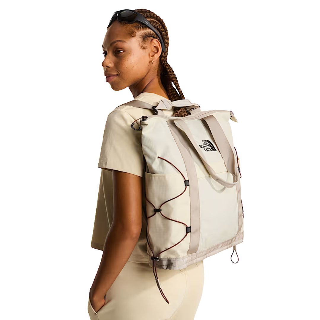 Bolsa tote The North Face Borealis color Desert Sand llevada al hombro, mostrando proporciones reales y uso urbano.