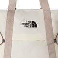 Detalle del logotipo bordado de The North Face en la bolsa Borealis tote color Desert Sand.
