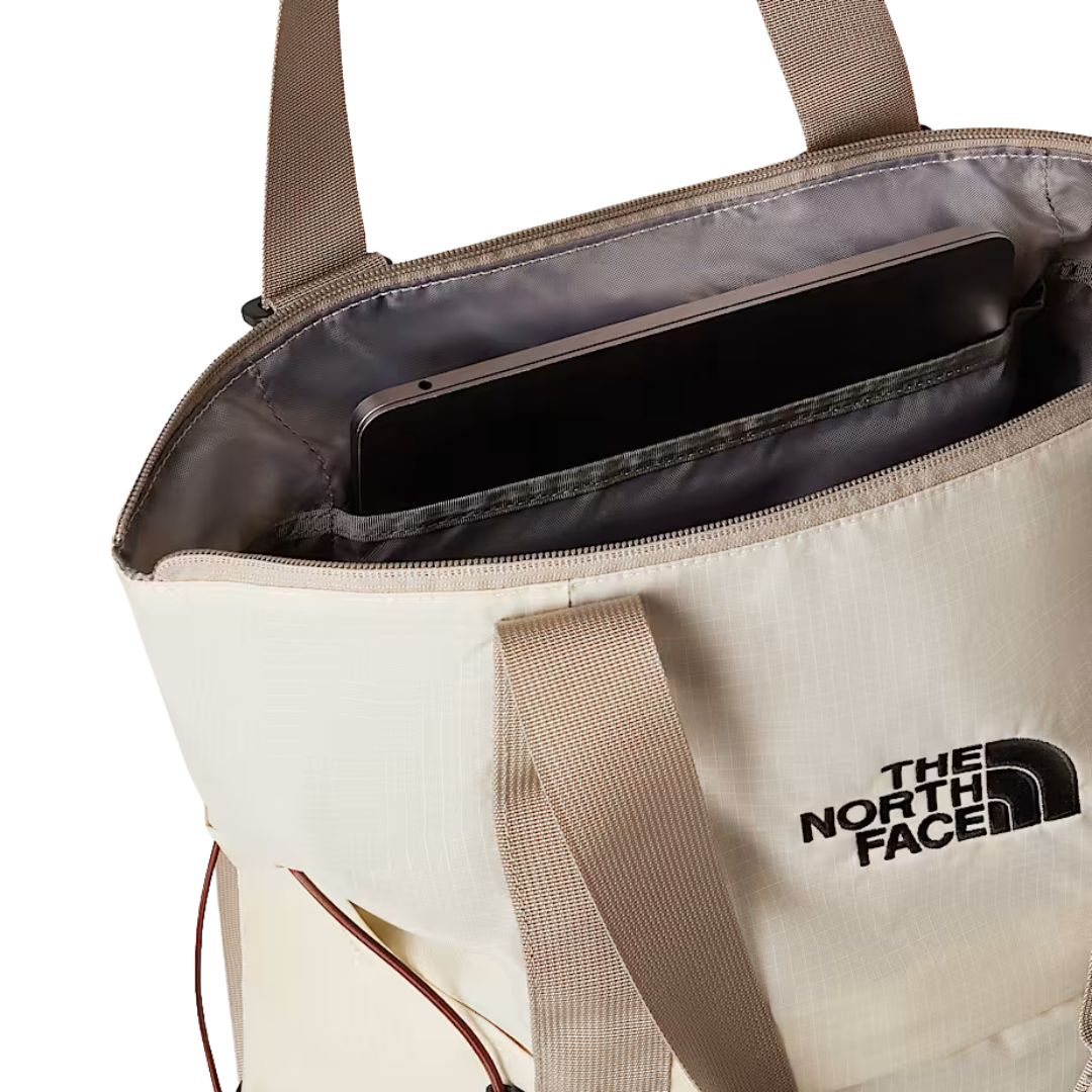 Detalle interior de la bolsa tote The North Face Borealis Desert Sand con compartimento acolchado para portátil y cierre de cremallera superior.
