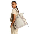 Bolsa tote The North Face Borealis color Desert Sand vista lateral, mostrando el sistema de cordones elásticos ajustables.