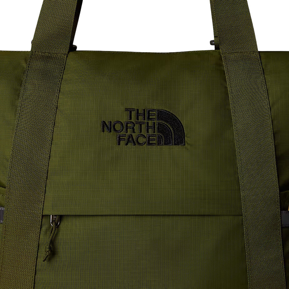 Logo bordado de The North Face en el bolso Borealis Tote en color Forest Olive.