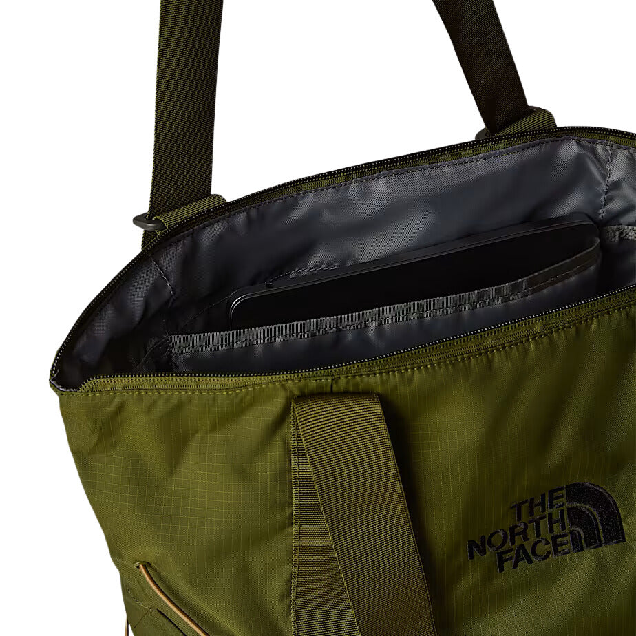 Interior del bolso The North Face Borealis Tote en color Forest Olive con funda para portátil.