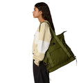 Modelo llevando el bolso The North Face Borealis Tote en color Forest Olive en posición de hombro.