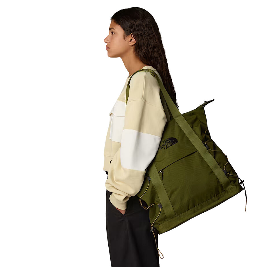 Modelo llevando el bolso The North Face Borealis Tote en color Forest Olive en posición de hombro.