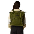 Modelo llevando el bolso The North Face Borealis Tote en color Forest Olive como mochila.