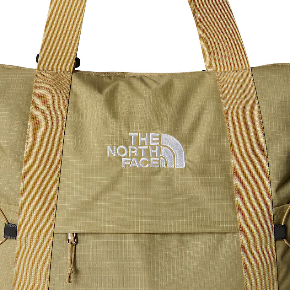 Detalle del logo The North Face en el bolso tote Borealis color khaki.