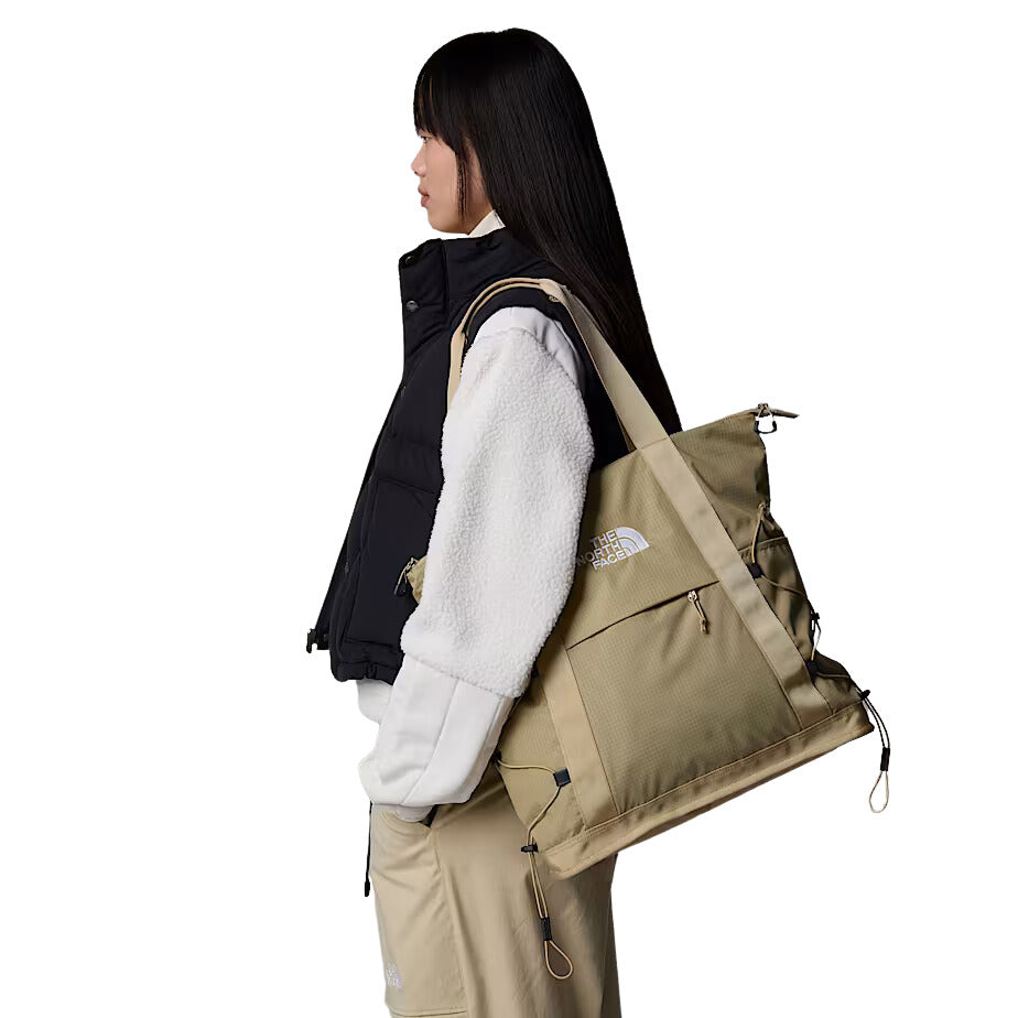 Bolso tote The North Face Borealis khaki llevado al hombro por una modelo.