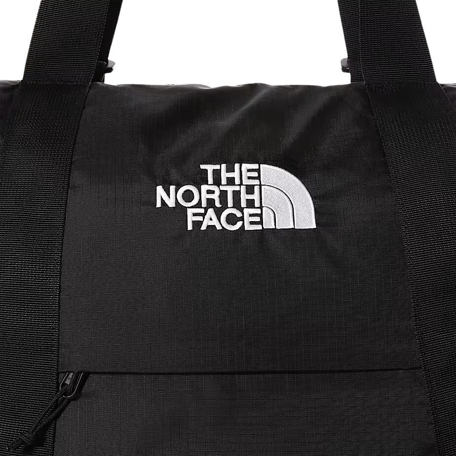 Logotipo bordado de The North Face en el Borealis Tote negro, primer plano.