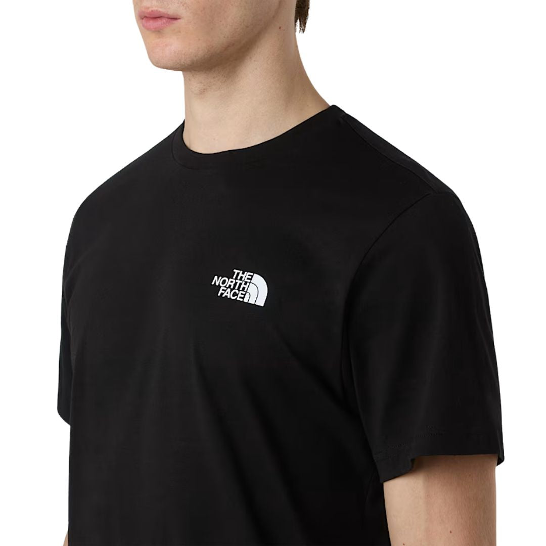 Detalle del logotipo The North Face en el pecho de la camiseta NSE Box Raku Horse Infill color negro.