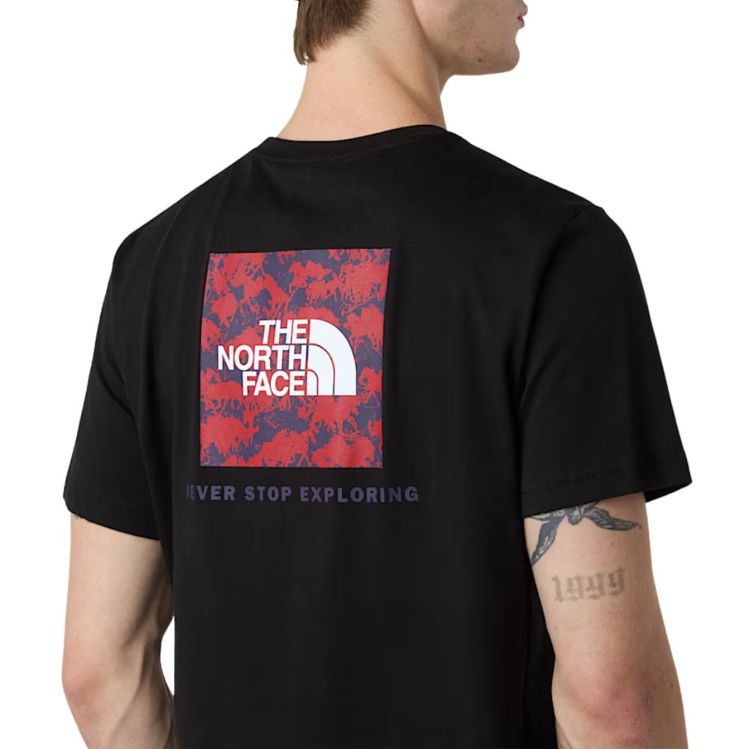 Vista trasera de la camiseta negra The North Face NSE Box Raku Horse Infill con estampado gráfico rojo Raku Horse.