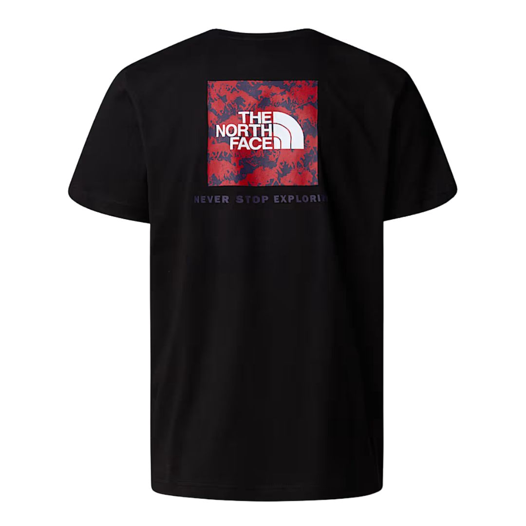 Camiseta The North Face NSE Box Raku Horse Infill color TNF Black con estampado gráfico rojo Raku Horse en la espalda.