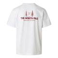 Parte trasera de la camiseta The North Face Camping Relaxed en color blanco tnf-white con gráfico Never Stop Exploring en la espalda.