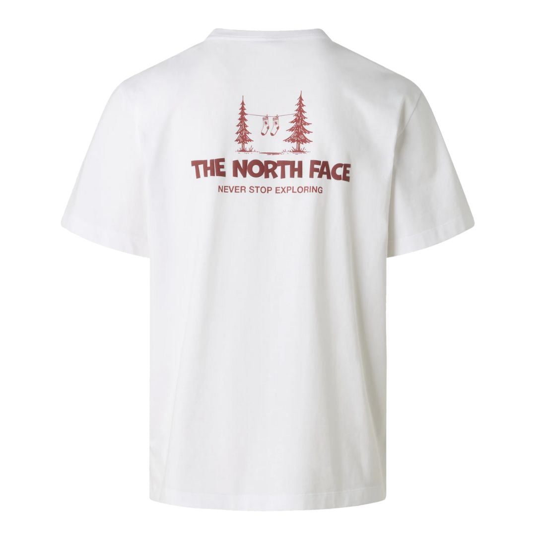 Parte trasera de la camiseta The North Face Camping Relaxed en color blanco tnf-white con gráfico Never Stop Exploring en la espalda.