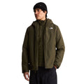 Modelo con la chaqueta The North Face Carto Mono Triclimate en New Taupe Green abierta, mostrando la capa interior con aislamiento Heatseeker acoplada.