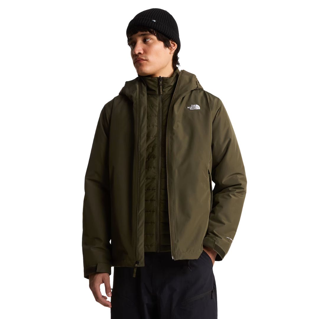 Modelo con la chaqueta The North Face Carto Mono Triclimate en New Taupe Green abierta, mostrando la capa interior con aislamiento Heatseeker acoplada.