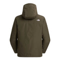 Vista trasera de cuerpo entero de la chaqueta The North Face Carto Mono Triclimate en New Taupe Green con la capucha exterior subida y silueta completa.