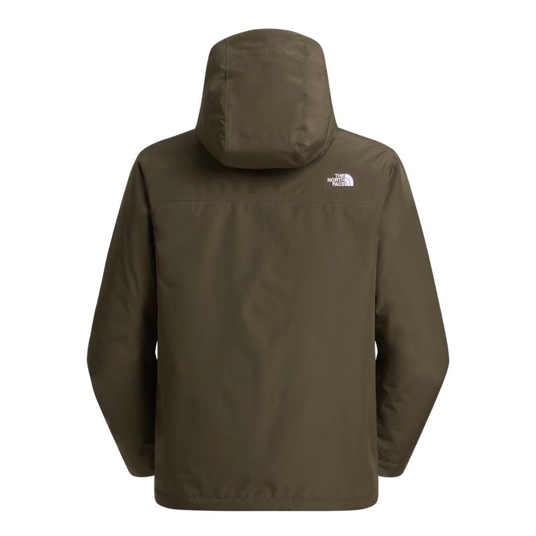 Vista trasera de cuerpo entero de la chaqueta The North Face Carto Mono Triclimate en New Taupe Green con la capucha exterior subida y silueta completa.
