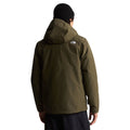 Vista trasera de la chaqueta The North Face Carto Mono Triclimate en New Taupe Green, con capucha ajustable y logotipo bordado en el hombro derecho.