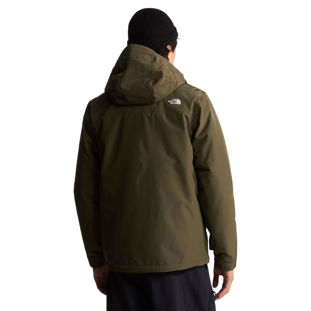 Vista trasera de la chaqueta The North Face Carto Mono Triclimate en New Taupe Green, con capucha ajustable y logotipo bordado en el hombro derecho.