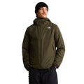 Vista frontal de cuerpo entero del modelo con la chaqueta The North Face Carto Mono Triclimate en New Taupe Green combinada con pantalón técnico negro.