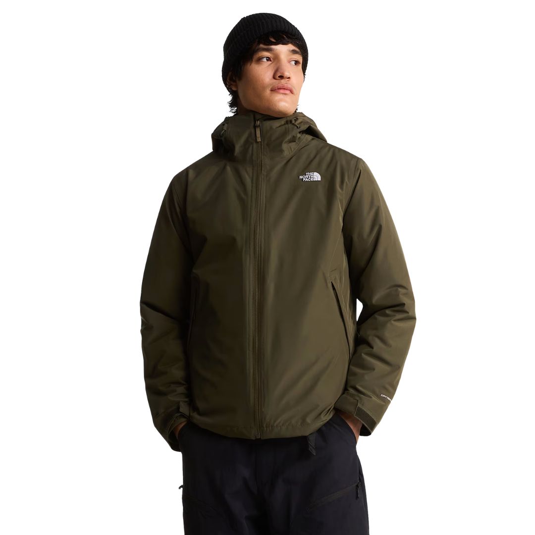 Vista frontal de cuerpo entero del modelo con la chaqueta The North Face Carto Mono Triclimate en New Taupe Green combinada con pantalón técnico negro.