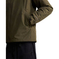 Detalle del bolsillo lateral con cremallera de la chaqueta exterior The North Face Carto Mono Triclimate en New Taupe Green, con tecnología DryVent Mono.