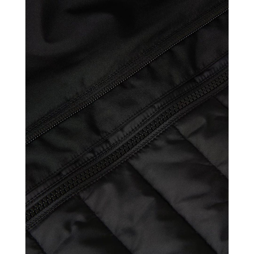 Detalle de las cremalleras de The North Face Carto Mono Triclimate negra: la de la chaqueta exterior y la de la chaqueta interior acolchada, una junto a otra.