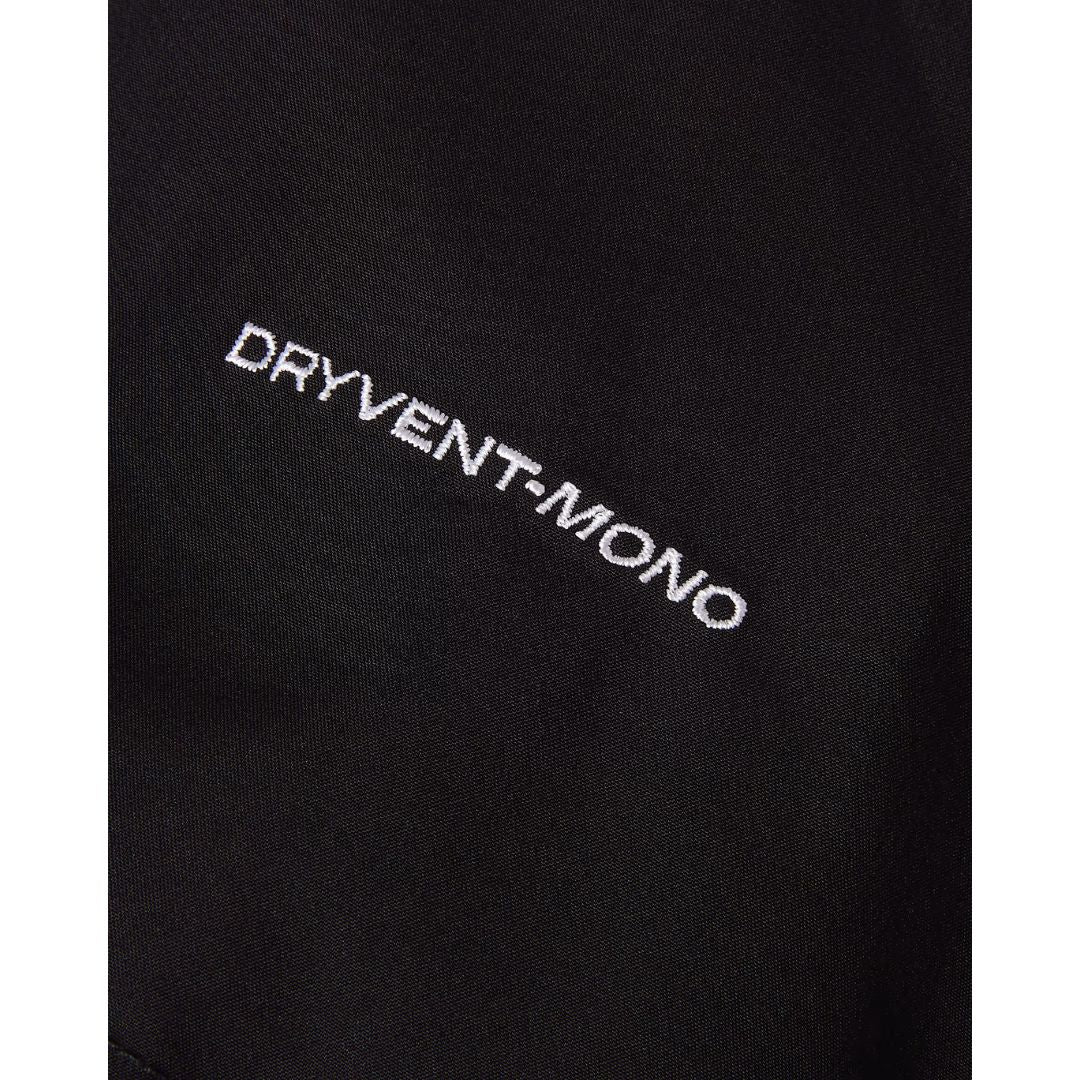 Detalle del rotulado bordado DRYVENT-MONO sobre el tejido liso de la manga de la chaqueta impermeable The North Face Carto Mono Triclimate negra.