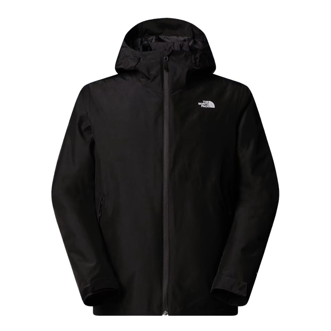 Chaqueta exterior The North Face Carto Mono Triclimate negra de frente con la cremallera central cerrada, capucha con cordones de ajuste, puños con velcro y logo bordado en el pecho.