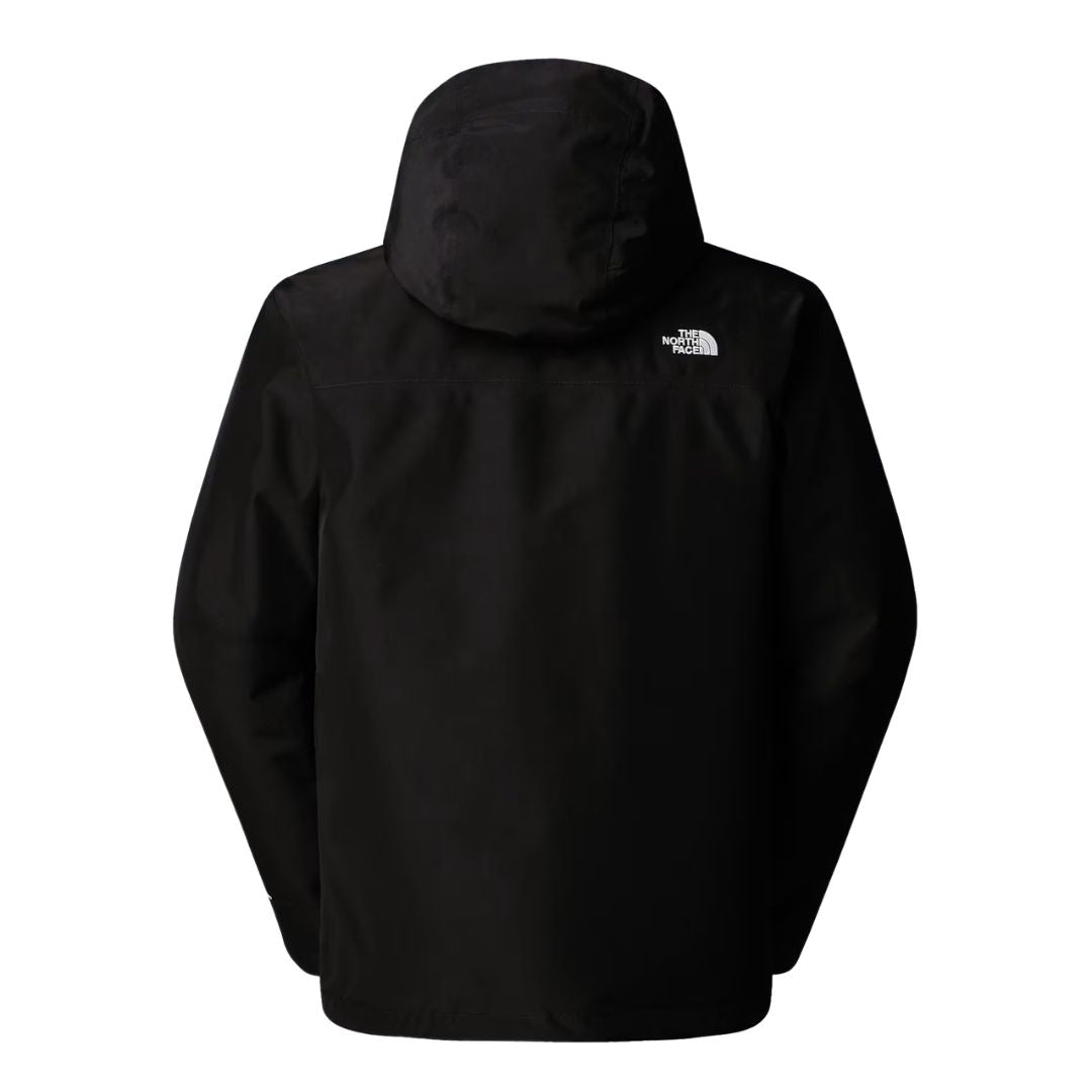 Espalda de la chaqueta exterior The North Face Carto Mono Triclimate negra con capucha ajustable y el logotipo bordado en la parte alta de la espalda, sobre tejido impermeable liso.