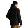 Espalda de la chaqueta The North Face Carto Mono Triclimate negra para hombre con la capucha ajustable y el logotipo The North Face bordado bajo el cuello.