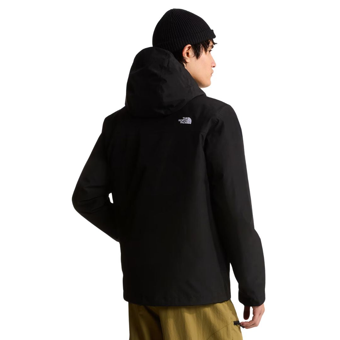 Espalda de la chaqueta The North Face Carto Mono Triclimate negra para hombre con la capucha ajustable y el logotipo The North Face bordado bajo el cuello.