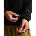 Puño ajustable con velcro de la chaqueta The North Face Carto Mono Triclimate negra y rotulado DRYVENT-MONO en la manga de la chaqueta exterior impermeable.