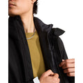 Detalle del cuello de la The North Face Carto Mono Triclimate negra con la cremallera de unión entre chaqueta exterior e interior y el bolsillo interior con cremallera.