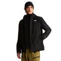 Chaqueta The North Face Carto Mono Triclimate negra para hombre abierta, con la chaqueta interior acolchada extraíble visible bajo el exterior impermeable con capucha.
